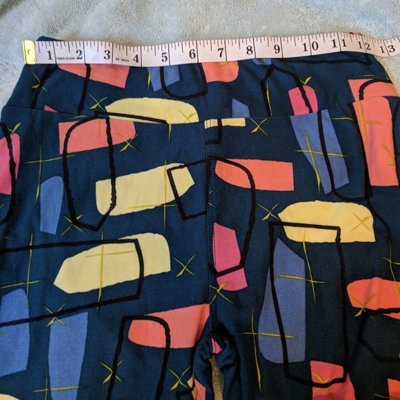 NWOT LULAROE ARTWORK ONE SIZE LEGGINGS. - Picture 6 of 7